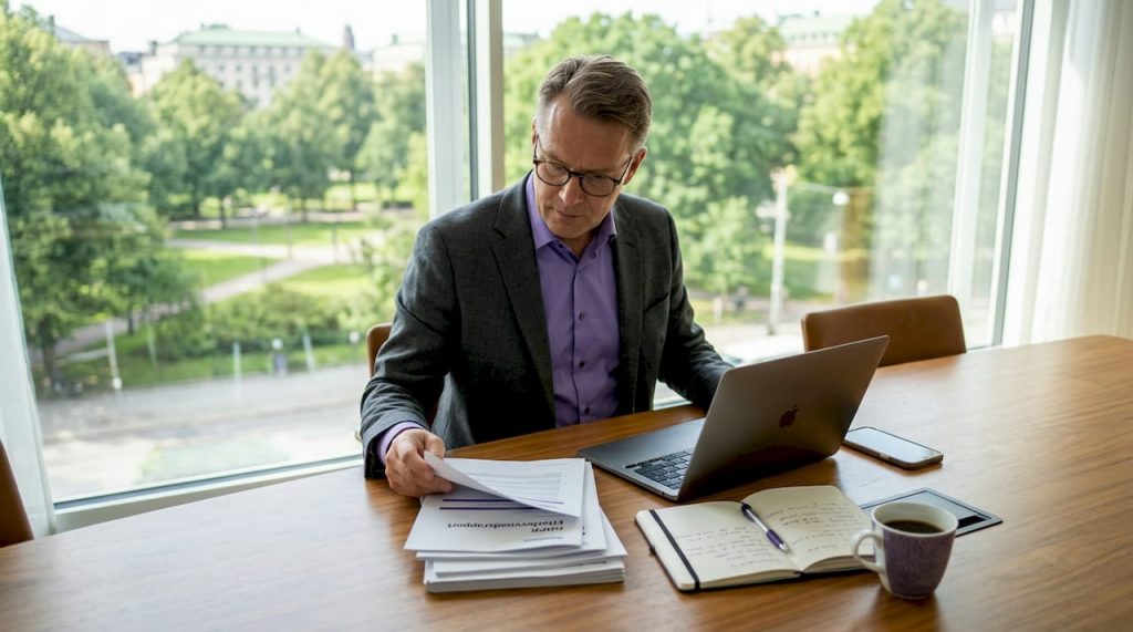 Dataskyddsombud går igenom dokument vid sitt skrivbord