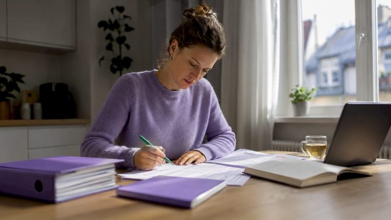 Dataskyddsombudet går igenom GDPR-relaterade dokument för att säkerställa att allt följer gällande regelverk.