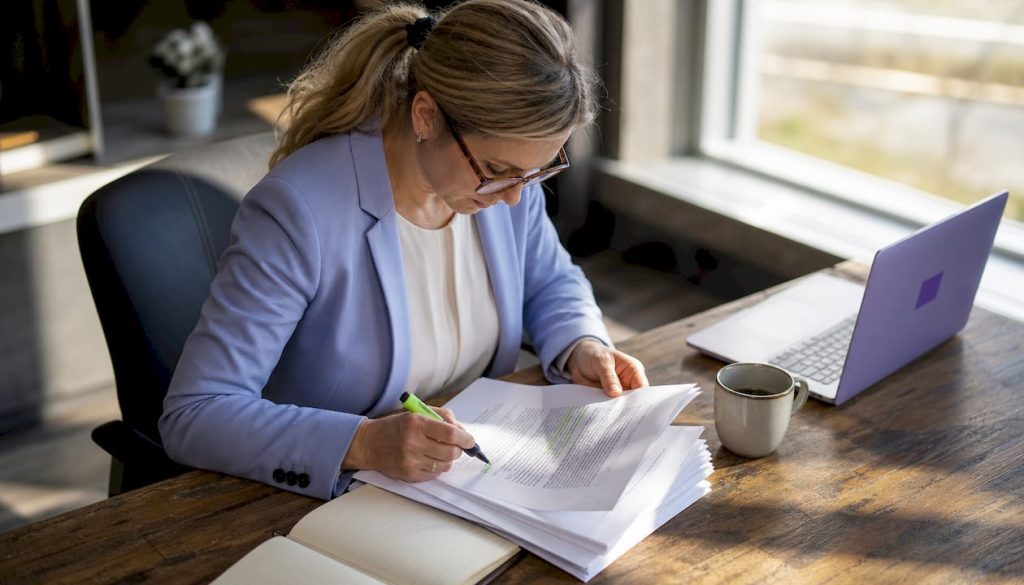 En person sitter på kontoret och går igenom GDPR-relaterade dokument.
