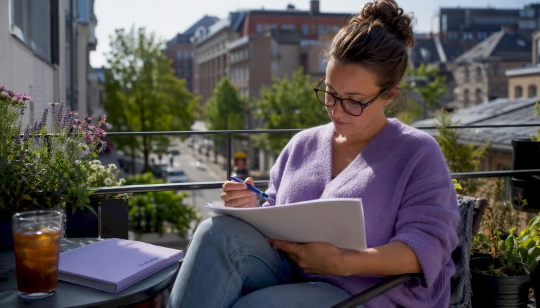 En kvinna går igenom säkerhetsrutiner på ett ljust och modernt kontor.