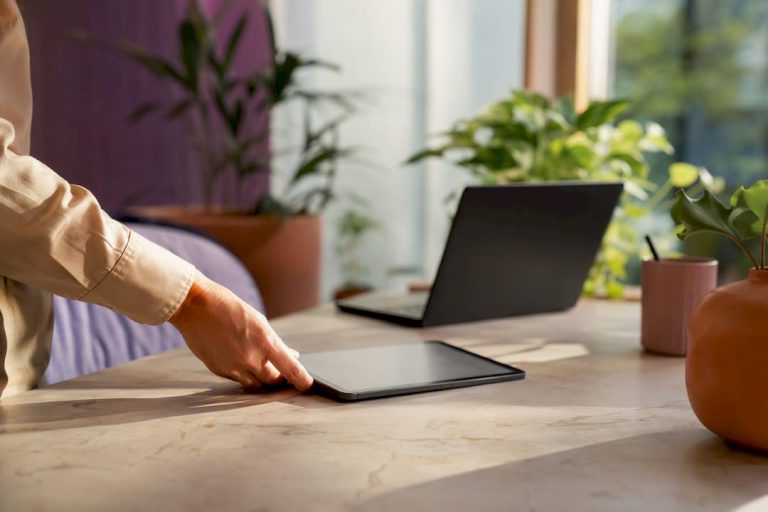 En hand som lägger till en digital checklista på kontoret