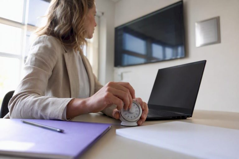 Händer som justerar en timer under en riskbedömning av data