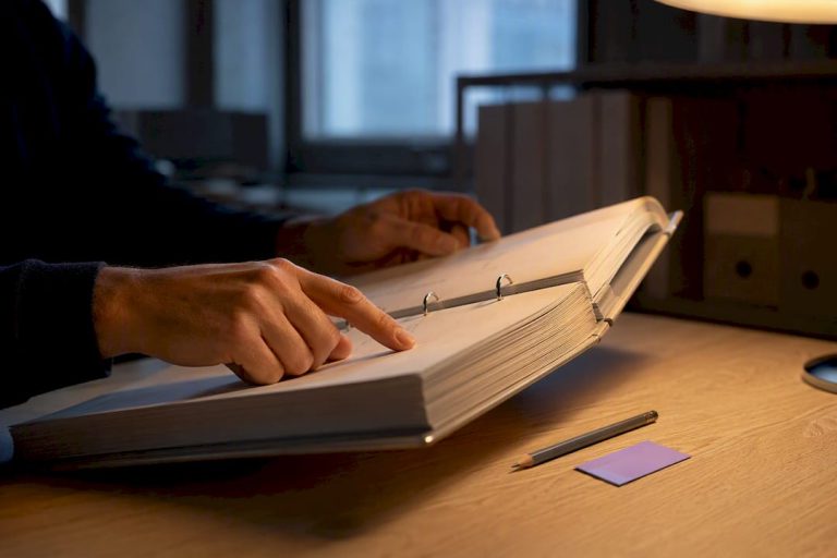 Händer granskar register över behandlingsaktiviteter