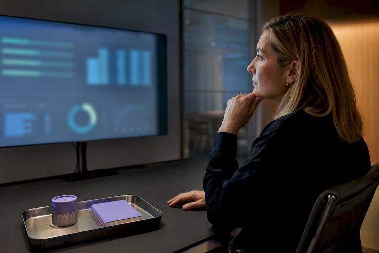 Complianceansvarig granskar incidentstatistikens dashboard