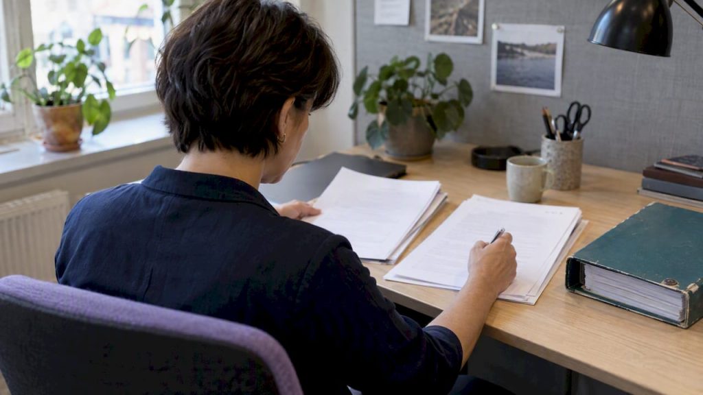 Complianceansvarig kontrollerar underlaget för AI-klassificering