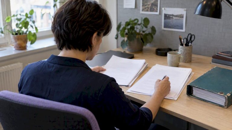 Complianceansvarig kontrollerar underlaget för AI-klassificering