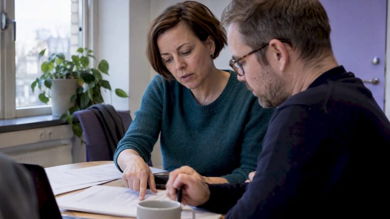 Kollegor som prioriterar risker i en register